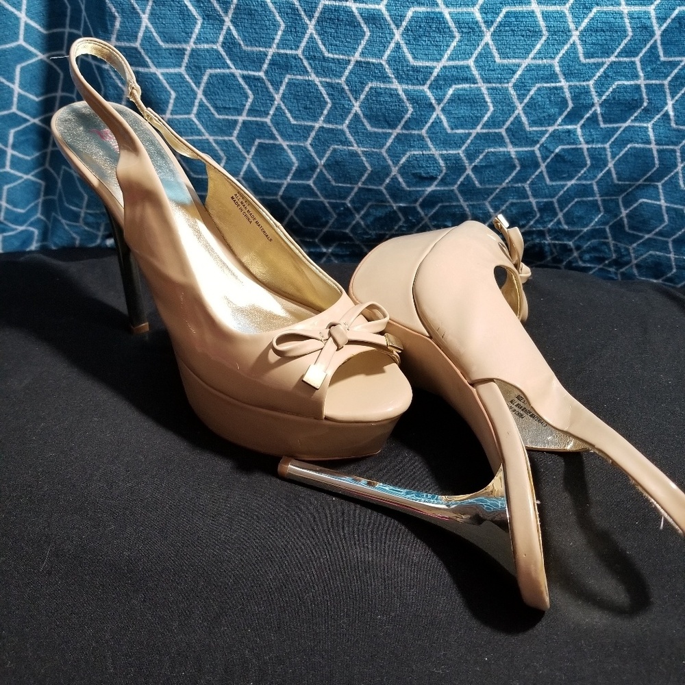 Just Fabulous 8.5, tan w/gold stilettos